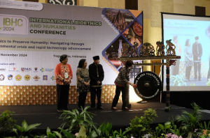 Prof. dr. Ova Emilia, M.Med.Ed., Sp.OG(K)., Ph.D officially opened the IBHC 2024 conference by striking the gong